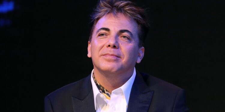 Cristian Castro busca terminar la preparatoria a los 49 años