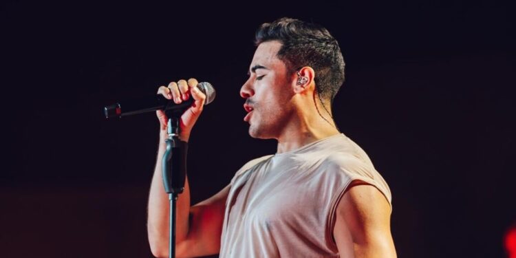 El peculiar baile de Carlos Rivera que despertó una curiosa súplica en redes: 'Le urge un coreógrafo'