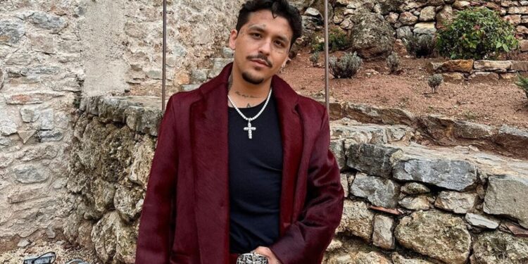 Este fue el curioso outfit de Christian Nodal que desató las críticas en redes: 'Parece señora'