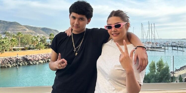 Yuridia y su hijo.jpg