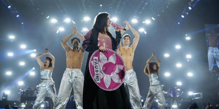 Laura Pausini cantó con una mascarilla de oxígeno en la Arena CDMX, ¿qué le pasó a la cantante?