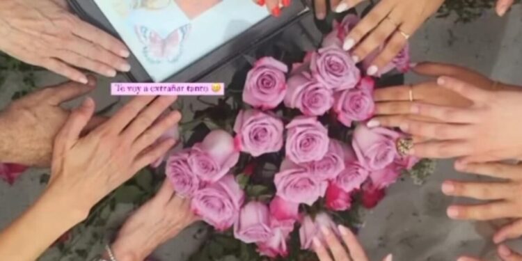 Le dan con un ritual el último adiós a la conductora de primer impacto víctima de cáncer. ¡FOTO!