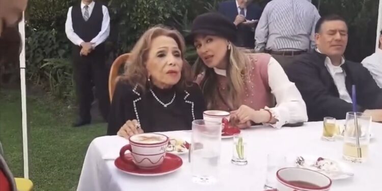 María Victoria celebró 97 años y Aracely Arámbula le cantó "Las mañanitas": VIDEO