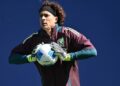 Memo Ochoa causa polémica en las redes por bloquear a usuarios en pleno partido
