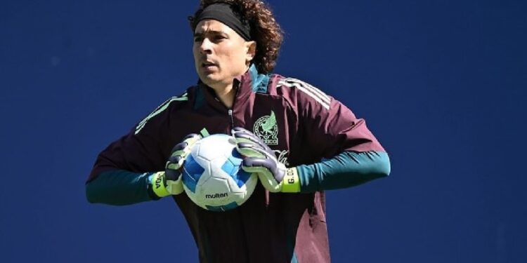 Memo Ochoa causa polémica en las redes por bloquear a usuarios en pleno partido