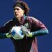 Memo Ochoa causa polémica en las redes por bloquear a usuarios en pleno partido