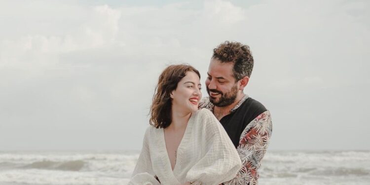 Novia de José Eduardo Derbez muestra el ecograma de su bebé y presumió que se parece al papá: FOTO