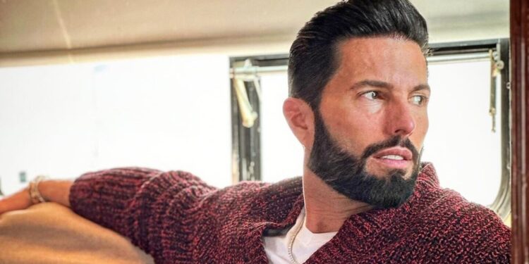 Poncho de Nigris denuncia que le robaron un perfume 'carísimo' de su camerino: ¿qué se sabe?