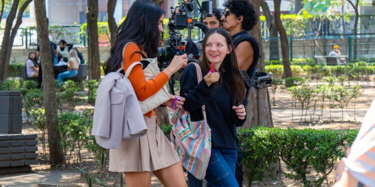 la revelación juvenil de la serie de ViX La Lola