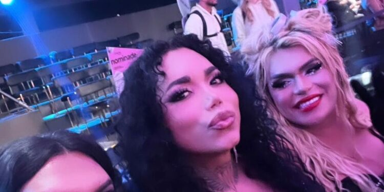 ¡No soportó! Kimberly "la más preciosa" se cae por las escaleras en pleno carnaval: ¡VIDEO!