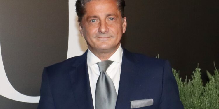 Alejandro Basteri, el hermano de Luis Miguel, reapareció en uno de sus conciertos tras ser acusado de fraude