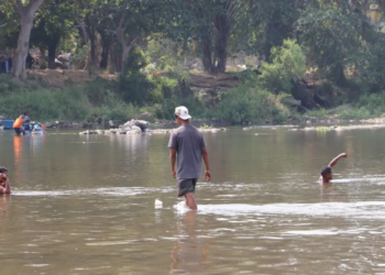 Aprovechar sequía para cruzar río migrantes.