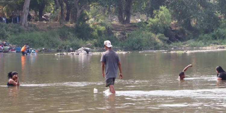 Aprovechar sequía para cruzar río migrantes.