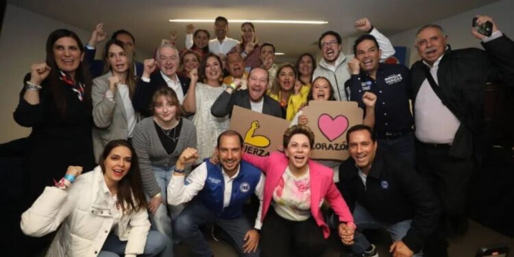 Constanza (sueter gris) junto a su papá.