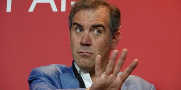 Descubren desfalco millonario en INE.