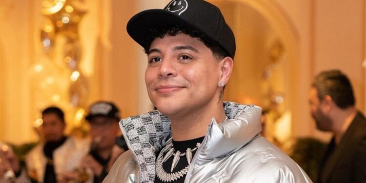 Eduin Caz presume su nueva y lujosa cadena de oro tras el robo que sufrió: FOTOS