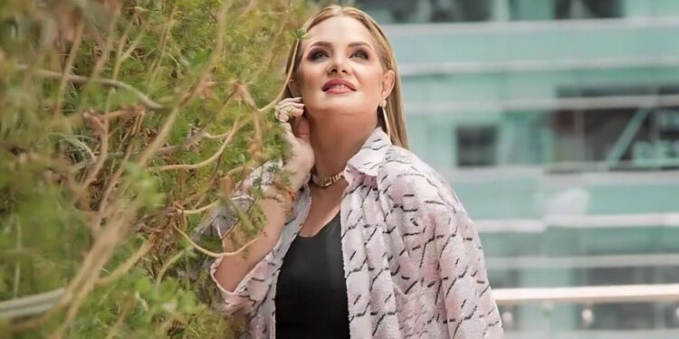 Erika Buenfil presumió sus vacaciones en la playa con estas impactantes poses en traje de baño: FOTOS