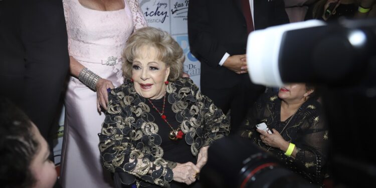 La reaparición de Silvia Pinal desató un fuerte zafarrancho entre la prensa, ¡hasta hubo empujones! VIDEO