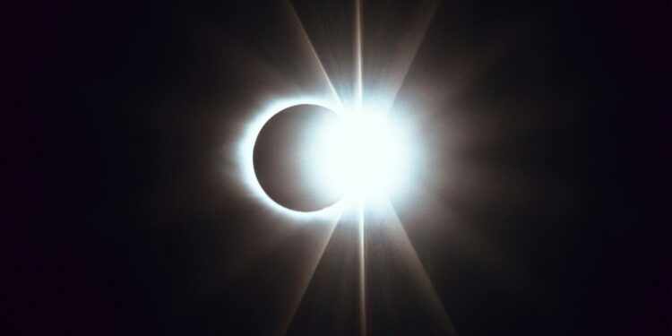 Los concursantes de LCDLF 4 vieron el eclipse total de sol y un detalle de La Divaza y Romeh alertó a todos