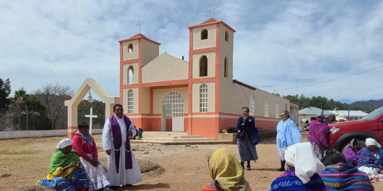 Reconstruyen templo en Guachochi, Chihuahua.