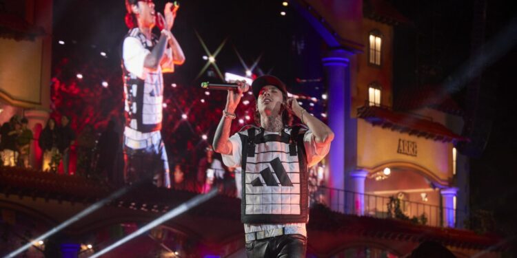 ¿Le copió a Bad Bunny? Tunden a Natanael Cano por este polémico gesto que tuvo con una fan: VIDEO