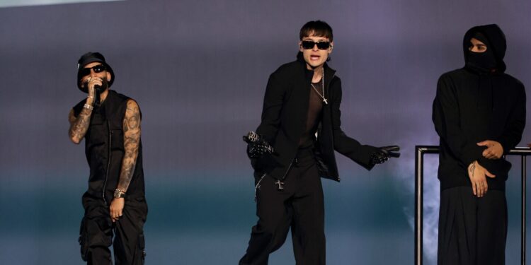 Así fue como sacaron a Peso Pluma de su propio concierto en Chicago, ¡ni siquiera pudo pisar el escenario!