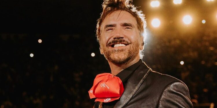 Así fue el momento en el que un guardia atrapó un ramo de flores e impidió que golpeara a Alejandro Fernández: VIDEO