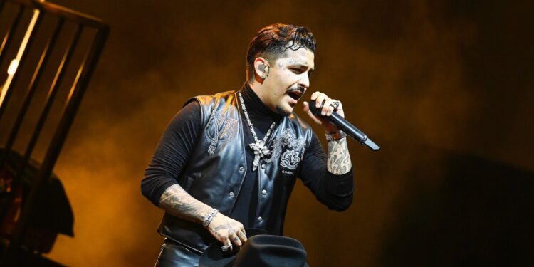 Christian Nodal dejó ver su lado más tierno y cantó con sus fans en la calle: los VIDEOS virales