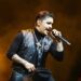 Christian Nodal dejó ver su lado más tierno y cantó con sus fans en la calle: los VIDEOS virales