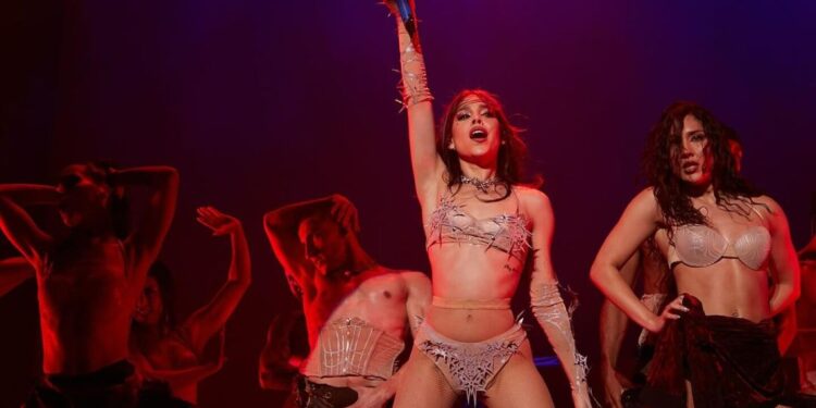 Danna Paola se cayó en pleno concierto pero no detuvo su show, ¡cantó de rodillas! El VIDEO viral
