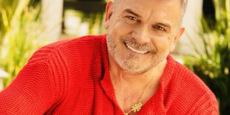 Descubre quién es el reconocido actor que hoy se dedica a vender caldo de huesos, ¡y no le importan las críticas!