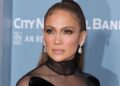 Jennifer Lopez anunció su visita a México con un libro de la SEP y la criticaron por no intentar hablar bien en español