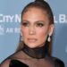 Jennifer Lopez anunció su visita a México con un libro de la SEP y la criticaron por no intentar hablar bien en español