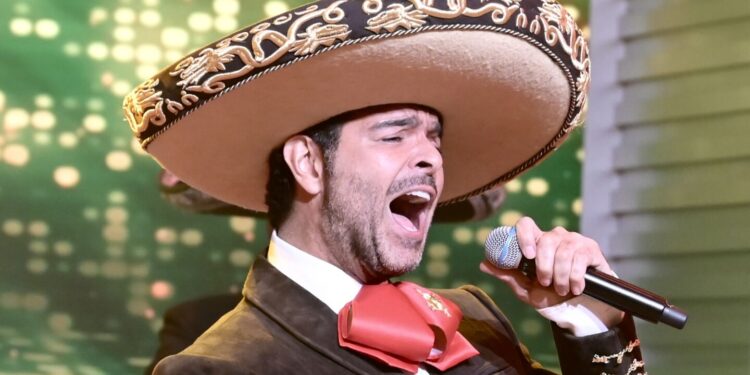 Pablo Montero se cayó en pleno concierto en San Diego y así reaccionaron las redes: VIDEO