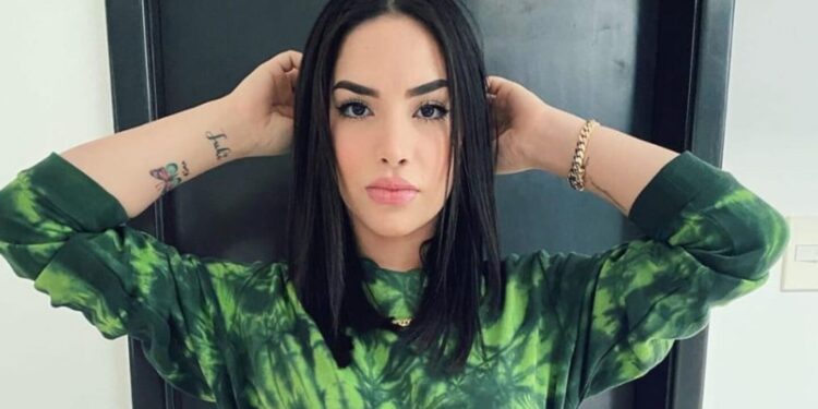 Papá de Kimberly Loaiza sufre accidente tras volcarse su auto