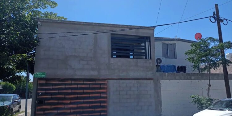 Refugio abarrotado con 100 migrantes.