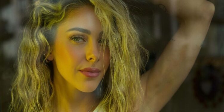 Regina Murguía se lleva tan bien con sus compañeras de JNS que hasta las besó... ¡en la boca! VIDEO