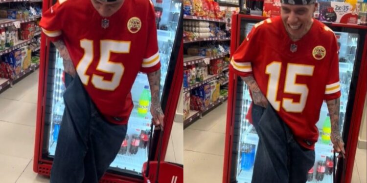 Santa Fe Klan se compró unas chanclas del Oxxo y así reaccionaron en redes sociales: VIDEO