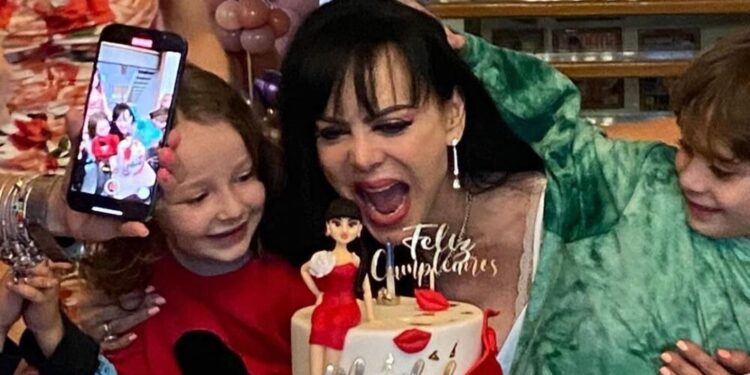 MARIBEL GUARDIA1.jpg