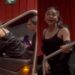 una mujer fue captada agrediendo a asistentes de un cine y se volvió viral
