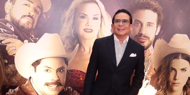 ¡Gustavo Adolfo Infante impactó con su renovado rostro en Sale el Sol! Así luce hoy tras su nueva cirugía estética