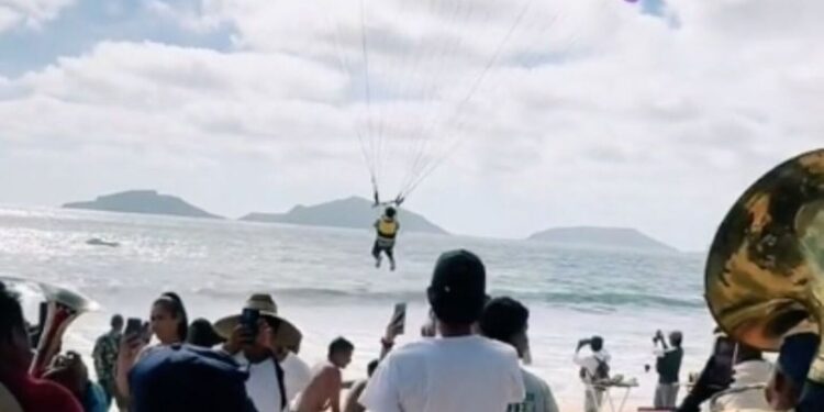 ¡Qué talento! Un músico sorprendió a Eduin Caz con su habilidad para tocar en las alturas: VIDEO