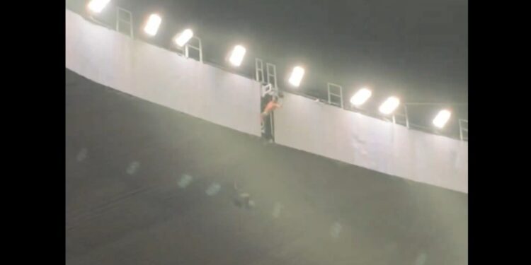 ¡Un bicampeonato de locos! Así fue la temeraria celebración de un fan del América en el Estadio Azteca: VIDEO