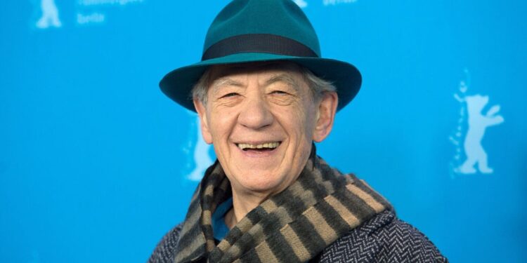 Así fue la aparatosa caída de Ian McKellen, actor de 'El Señor de los Anillos', por la que terminó en el hospital