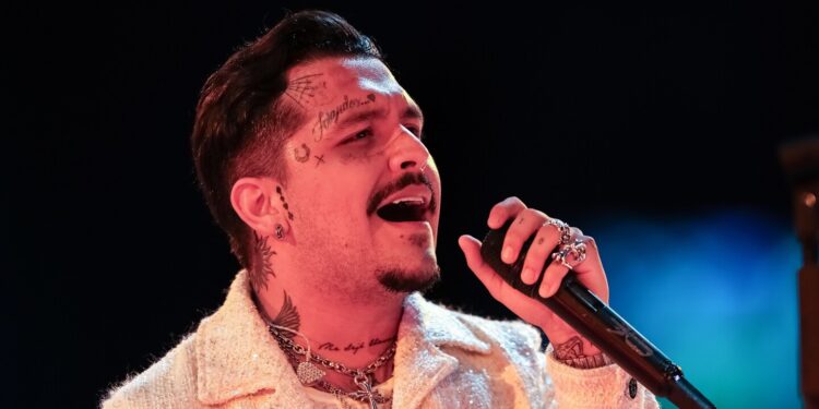 Christian Nodal llora en pleno concierto al cantar "Quédate": ¿Sigue despechado?