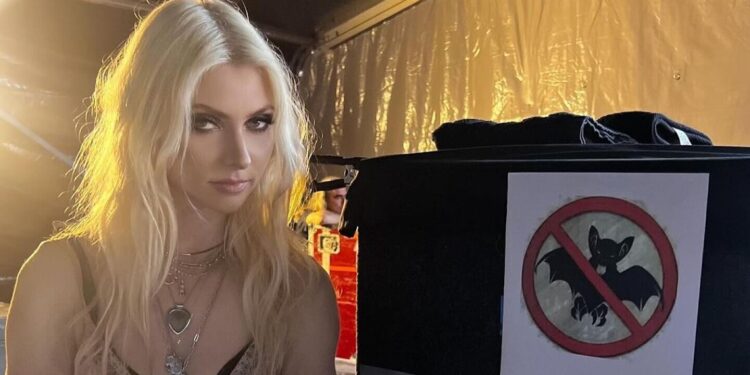 El VIDEO del momento exacto en el que Taylor Momsen fue atacada por un murciélago en pleno show
