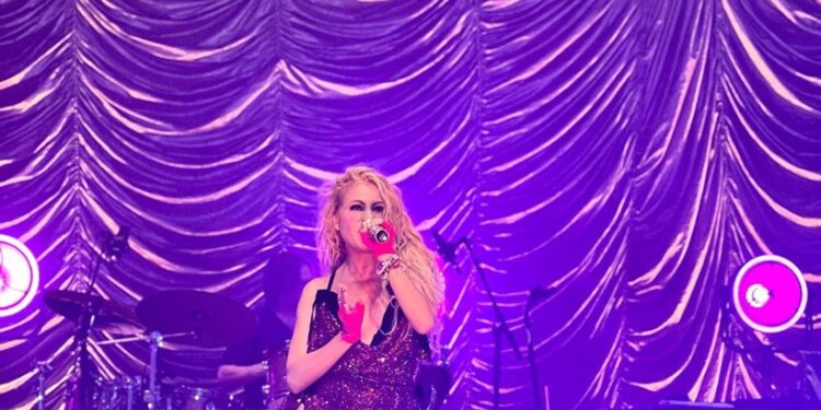 Paulina Rubio explota e insulta a su baterista en pleno concierto: VIDEO