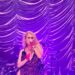 Paulina Rubio explota e insulta a su baterista en pleno concierto: VIDEO