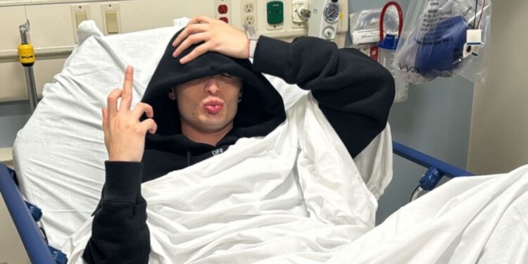 Peso Pluma sufre accidente y comparte FOTO desde el hospital. Qué le pasó