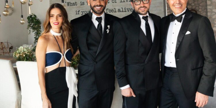 Claudia Álvarez y Billy Rovzar junto con los esposos.
